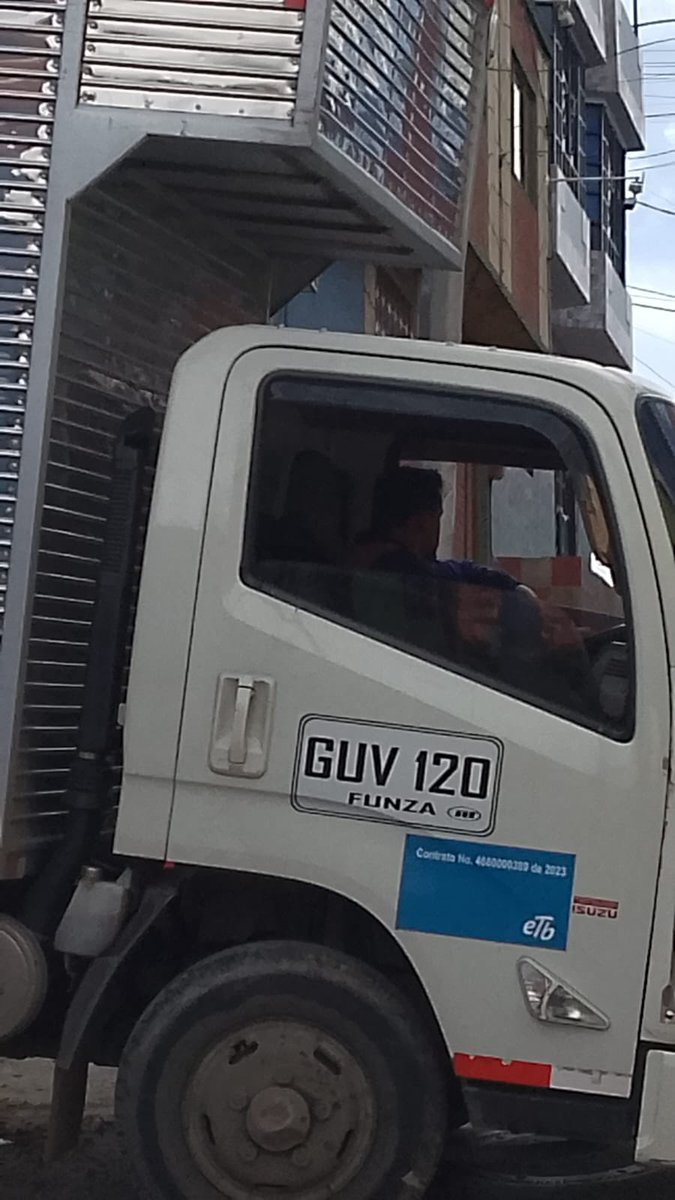 ITZEN2010's tweet image. Señores @SectorMovilidad miren esta belleza mal parqueado y de encima casi se lleva el poste, al reclamo de la comunidad dicen que si lo tumban eso lo paga la @ETB con contratistas como ellos es que  empresa no progresa, situación en Bogota barrió Nutibara Ciudad Bolívar.