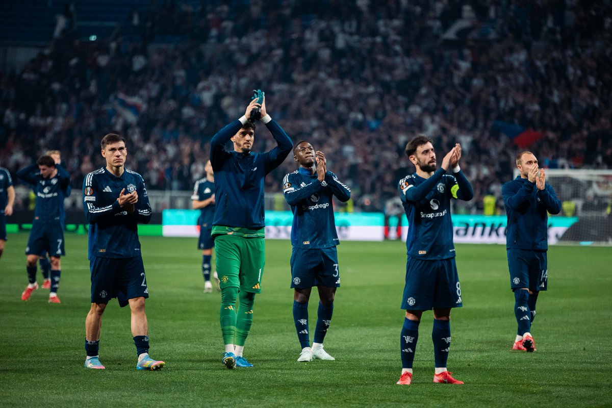 ManUtd's tweet photo. From OT to OL, thank you for your magnificent support despite a difficult night getting to the stadium.

It doesn't go unnoticed, Reds ❤️

#MUFC || #UEL https://t.co/undurNNIwO