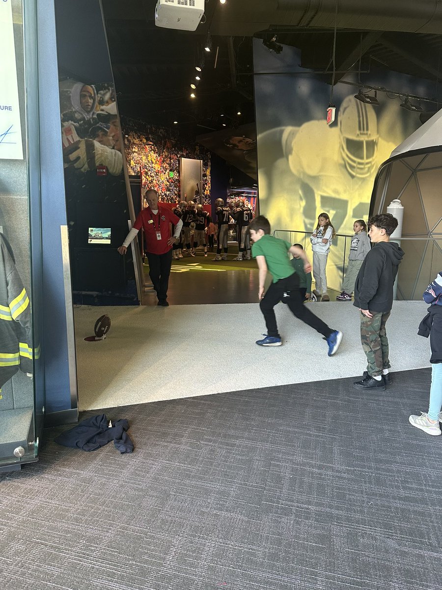 MrsScottDale's tweet photo. Fun field trip to Gillette! #beproudbedale #medfieldps https://t.co/bn2UwNtcq0