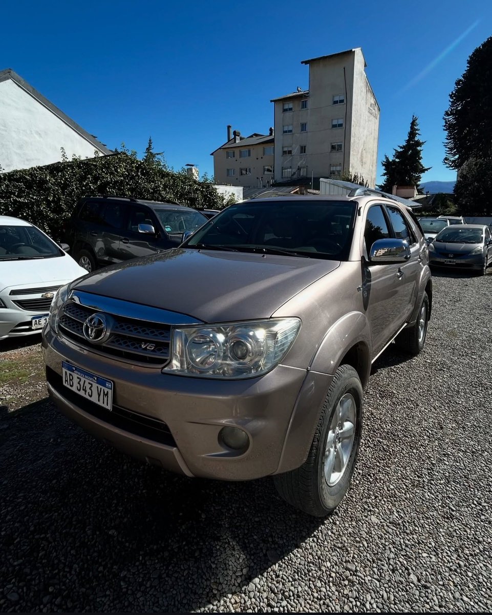 RomanBrunori's tweet photo. 🙅🏻‍♂️ La SW4 perfecta no existe: error.

💯 La SW4 perfecta: 

🔸️V6 4.0 - Nafta - 240hp - 380nm de torque. 

🔸️Todo lo demás es igual a lo que ya conocen todos. Yo como terrible marrón que soy, le pondría un escapecito muy suave y una buena admisión para que se escuche bien el V6. Me parece la versión divertida de lo que afuera llaman la Fortuner, pero si está en suelo Argentino se llama SW4. 

🔸️Supuestamente tiene 100mil km y piden 24mil usd. Ser un seco nunca dolió tanto.