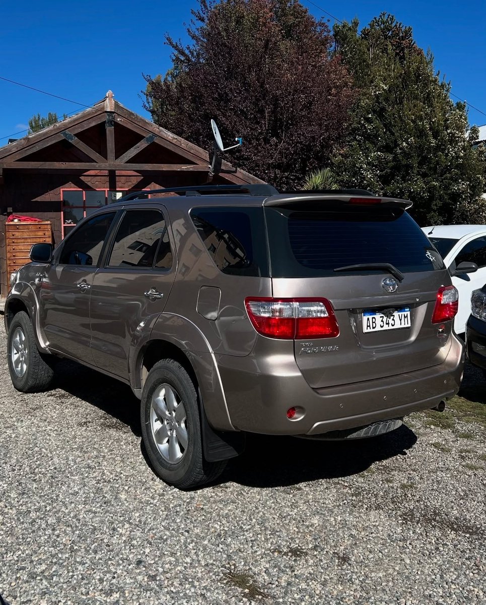 RomanBrunori's tweet photo. 🙅🏻‍♂️ La SW4 perfecta no existe: error.

💯 La SW4 perfecta: 

🔸️V6 4.0 - Nafta - 240hp - 380nm de torque. 

🔸️Todo lo demás es igual a lo que ya conocen todos. Yo como terrible marrón que soy, le pondría un escapecito muy suave y una buena admisión para que se escuche bien el V6. Me parece la versión divertida de lo que afuera llaman la Fortuner, pero si está en suelo Argentino se llama SW4. 

🔸️Supuestamente tiene 100mil km y piden 24mil usd. Ser un seco nunca dolió tanto.