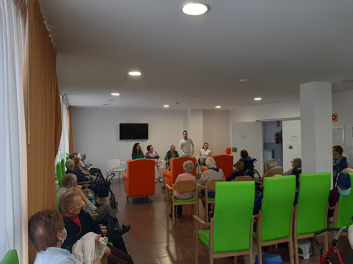 Hoy, en la Residencia Odón Alonso, hemos seguido compartiendo vivencias y experiencias cofrades con nuestros mayores. 

Seguimos creyendo en lo importante, necesario y útil de estos encuentros. 

#juntadecofradiasdesoria  #Semanasantasoria #sobria #austera #devocional