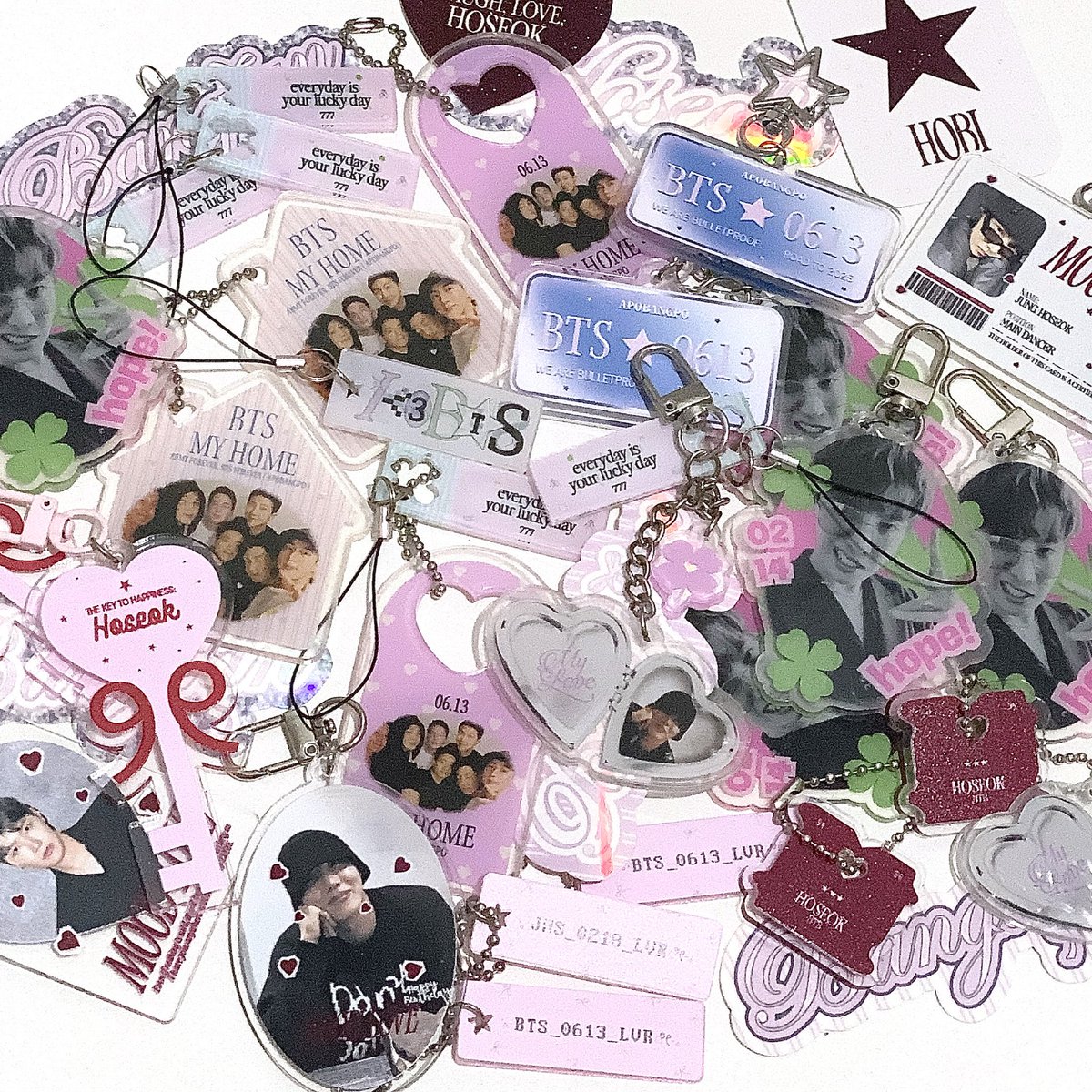 newmo_odz's tweet photo. little peek at what you might pull from our hots blind bag freebies! 👀 everything’s randomly packed and made with so much love! 💕🫶🏻 see youuuuuuu all! 🫶🏻

#HOPE_ON_THE_STAGE_TOUR_Manila https://t.co/N0Egdv6Nui