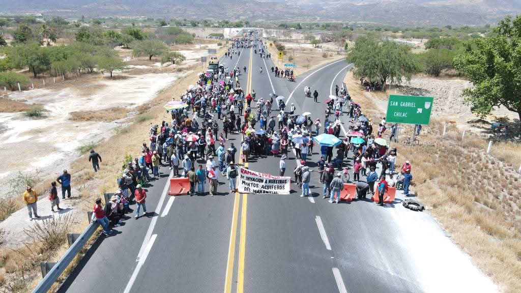 Oaxaca_AlDia's tweet photo. #AlertaVial #bloqueo en la supercarretera #Cuacnopalan -#Oaxaca, a la altura del entronque a #Chilac #Puebla, pobladores del mismo piden la clausura de los invernaderos chinos en la zona #precaucion manifestantes en la zona
#Oaxaca
#OADN
#Vialidad
#Manifestaciones
#Noticias https://t.co/9FznVyFeZg