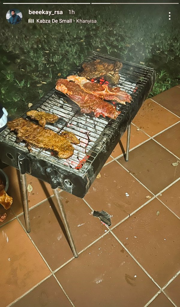 eup23545's tweet photo. A young braai sesh with the president,were just missing a nice cold @ChillersPunch to top it off🍹
#Beekay
#BokangChephetsa
#Bbmzansi
#ChillersPunchAmbassodor https://t.co/wKW2EiUNgj