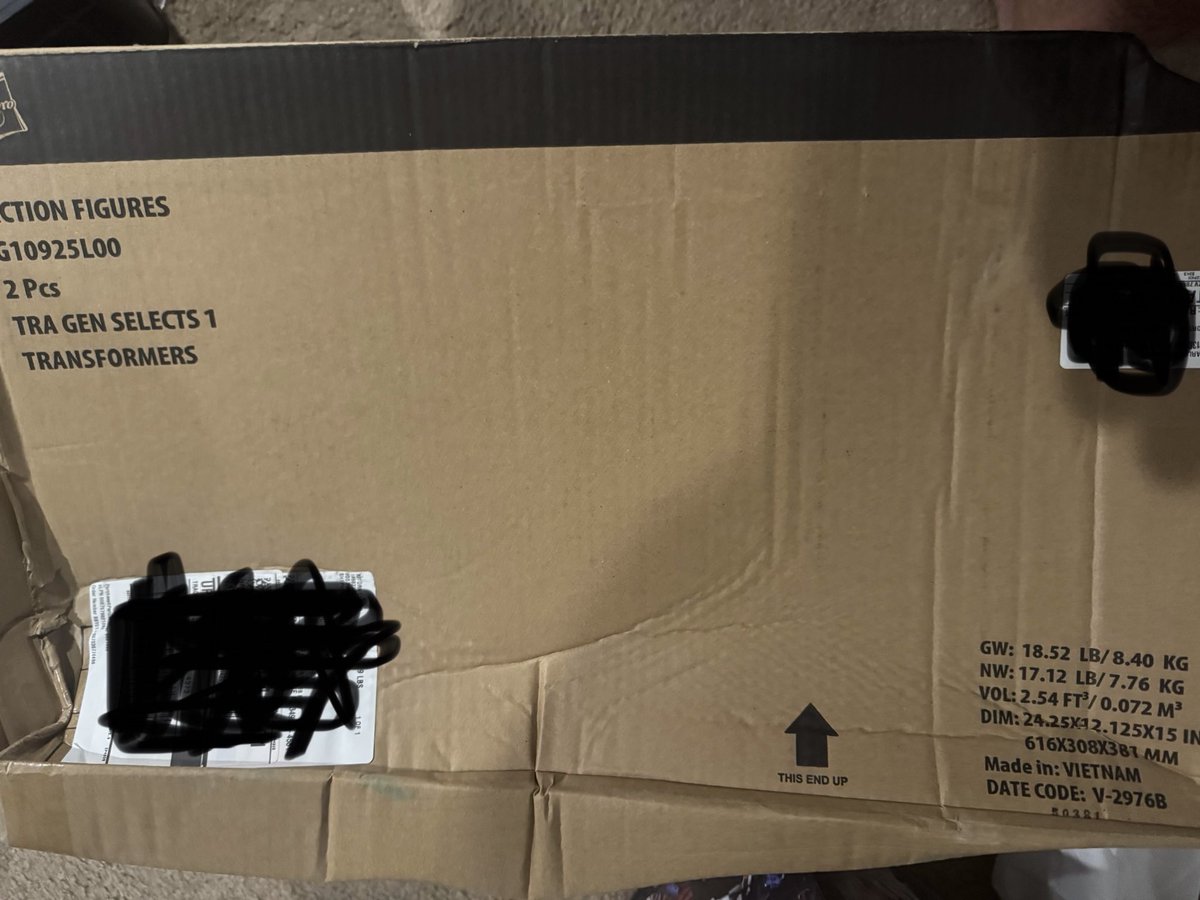 zero_man23's tweet photo. Not inexpensive Legacy Gen Selects Trypticon delivered by @BestBuy  Disappointing to say the least, sadly not the first time. Imagine selling a $200 dollar item in this economy and delivering it like that.  @HasbroPulse https://t.co/9LsFFK5x2Y