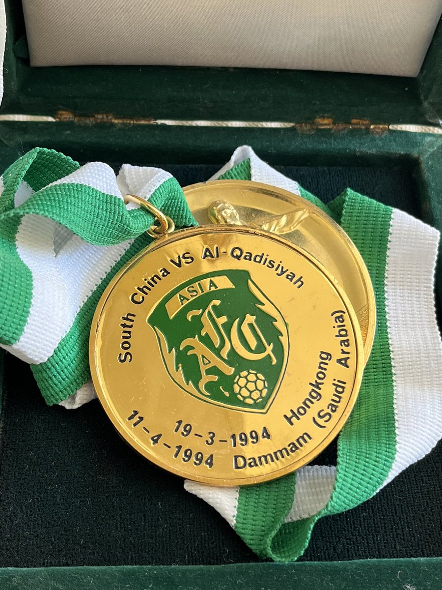 YousefMT's tweet photo. ميدالية كأس الكؤوس الاسيوية التي حققها نادي القادسية في ١١ ابريل ١٩٩٤ للوالد محمد القطري (بو يوسف) حفظه الله عندما كان مشرف كرة القدم 

@Audien_81 
@mnbrQadsiah 
@AlshaikhKhalid1 https://t.co/VwcrHs0r0A