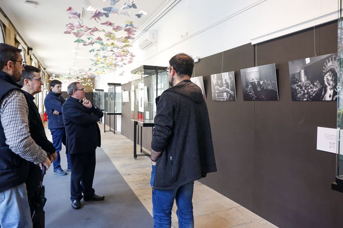 Esta tarde hemos visitado con don Abilio, nuestro obispo, y el vicario general de la Diócesis la exposición de fotografía “Memorial Valentín Guisande”, en la galería acristalada del Instituto Machado. 

Tienes hasta el Domingo de Resurrección, día 20, para verla.