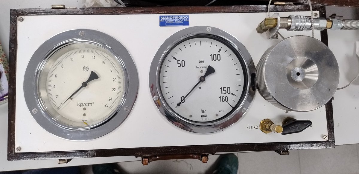 If reaching 10 MPa when measuring water potential with the #Scholander chamber ever scared you 👉🏼meet this double-manometer version—capable of reaching 15 MPa!!!!! ⚠️. 

#Mediterranean vegetation can be very demanding. 🌿☀️

(Housed at Faculty of #Biology, Seville)