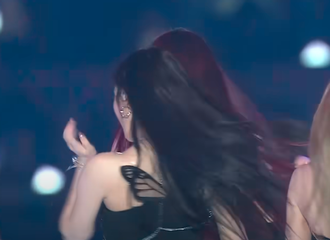 aespa_eiko's tweet photo. Finally noticed the butterfly in ningning's back for the MAMA performance 🤣#verylate https://t.co/O6AzGCNgZj