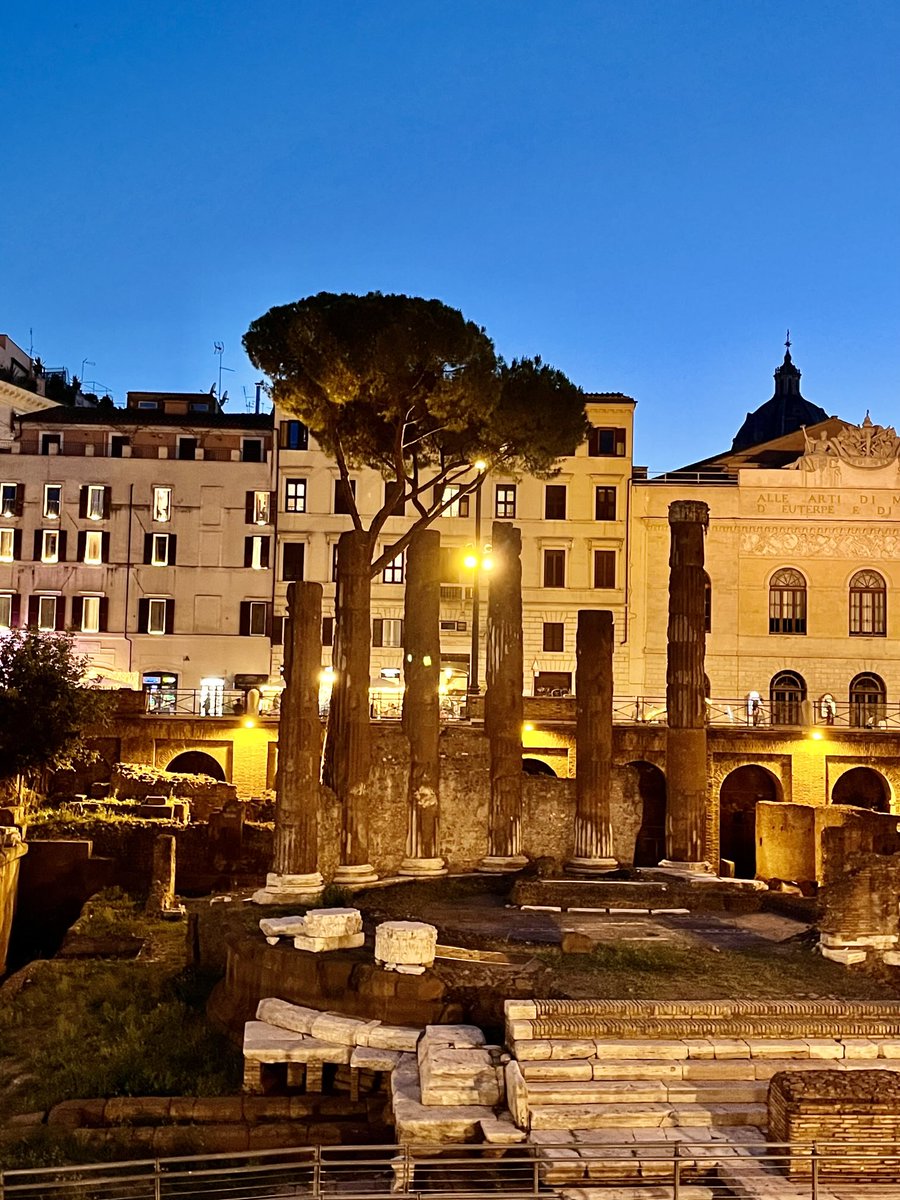 caputmundiHeidi's tweet photo. il tempio della Fortuna huiusce diei in Largo di Torre Argentina… 
nell'ora blu💙

#Roma 🤍 https://t.co/q308zaJIZE