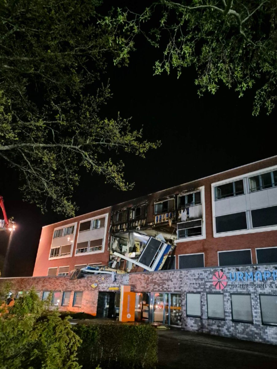 🚨 Update over de brand en explosie in Heerhugowaard 🚨

We kunnen bevestigen dat er meerdere aanhoudingen zijn verricht in verband met het incident. Wat hun exacte rol is, wordt nog onderzocht. Ze zijn naar het politiebureau gebracht voor verder verhoor.