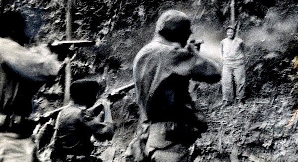 Tio_Melipasss's tweet photo. Imágenes históricas de comunistas en el "otro tipo de democracia" fusilando campesinos democráticamente. https://t.co/qoKPPqtXKn