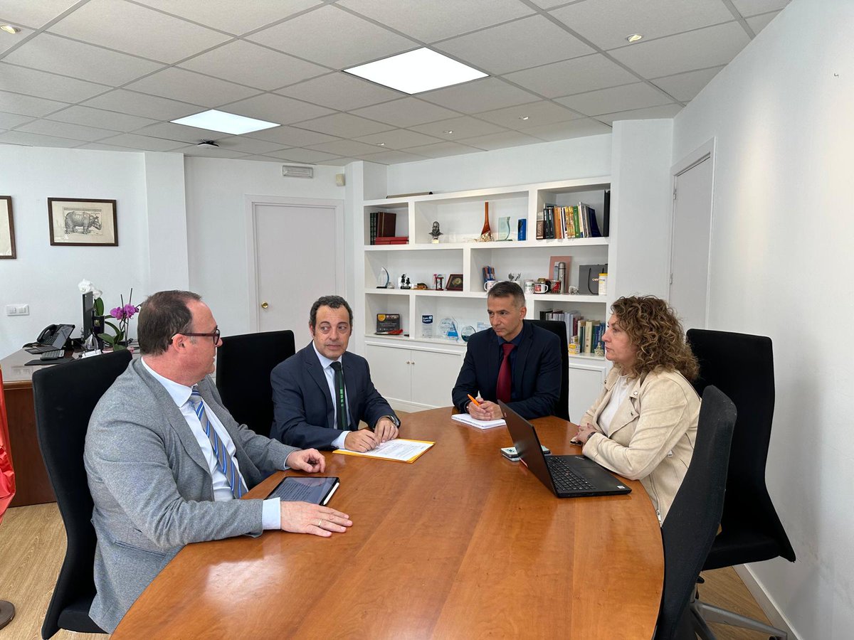 ADIDEMadrid's tweet photo. Nos hemos reunido hoy con D. Marcos Moreno, DAT Madrid Este, y con D.° Susana Martínez, jefa del servicio de inspección Madrid Este, para abordar la situación de la inspección educativa en el Servicio Territorial de Madrid Este #mejorandosiempre #inspeccion #educacion #adide https://t.co/W9gnxvuXM5
