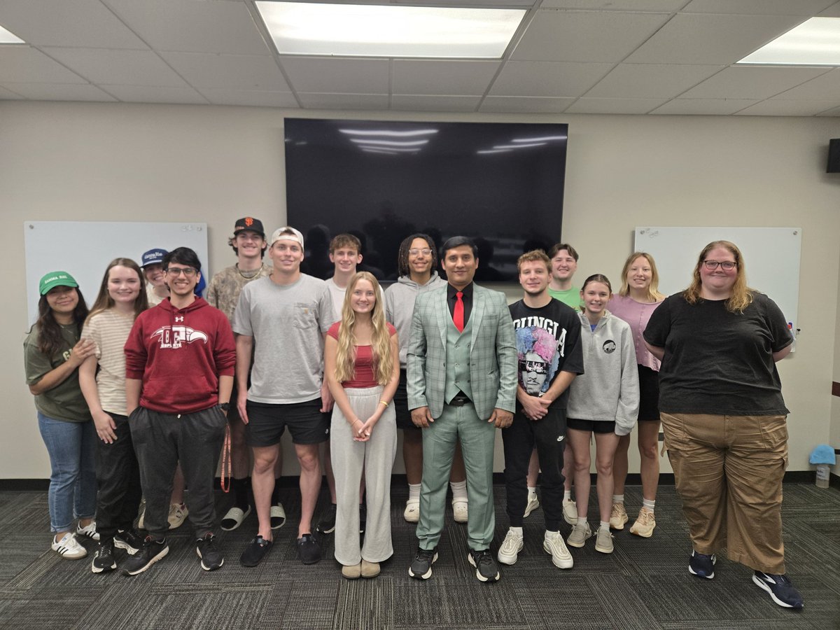 F_Bashari's tweet photo. A class on leadership and communication, OC. https://t.co/76ocvwAsQ2