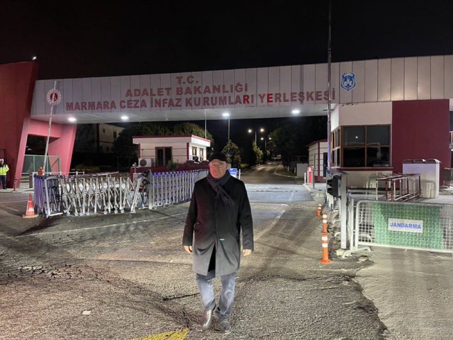 ⭕️ Mahmut Tanal:

“Cezaevinde tahliye edilen gençlerin tamamı serbest bırakıldı. Şu an itibarıyla cezaevi önünden ayrılıyorum.”