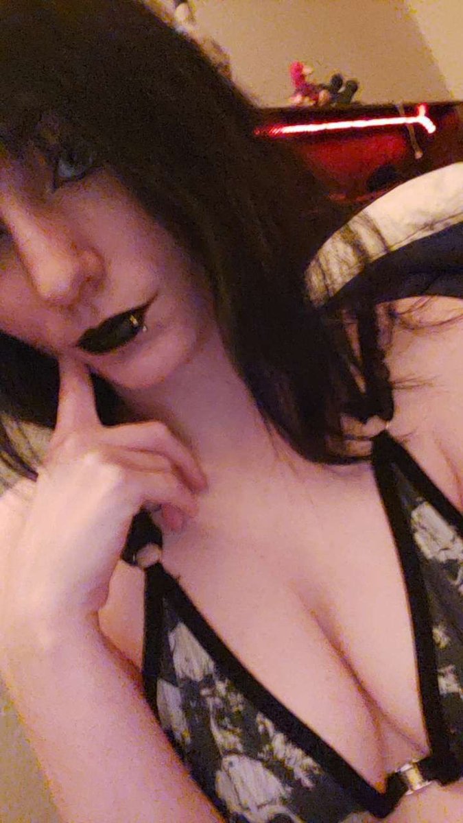 Sirenkiller6's tweet photo. @MYNIZEs https://t.co/RTQwEfH3R8 come join me if you want a goth girlfriend 🥰😘🖤 https://t.co/6nyd1604Iy