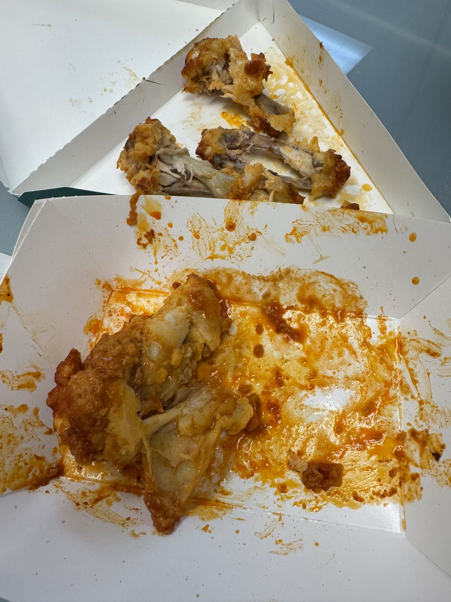El_Chino_8's tweet photo. Dear @7eleven, do better. Your wings are too fatty and soggy. Not good at all. These wings were purchased at, 8000 Slauson Ave, Montebello, CA  90640. 🤢 https://t.co/KgMN5Cwool