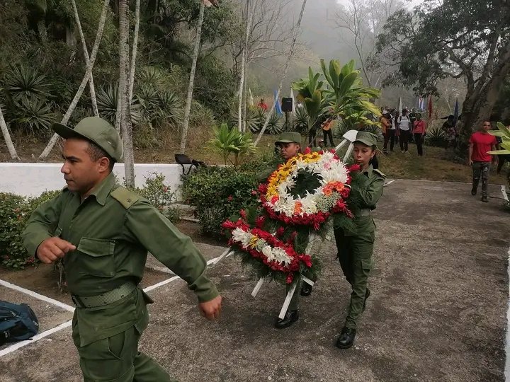 DCarpintru10003's tweet photo. Hasta el monumento nacional del Mayor General Francisco Adolfo Crombet Tejera, llegaron pobladores del municipio para rendir homenaje en el 130 aniversario de su caída en combate y de esta manera cerrar las actividades por la Jornada de la Cultura Yaterana. #SomosContinuidad https://t.co/uTsmzKAXz9