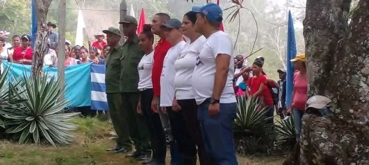 DCarpintru10003's tweet photo. Hasta el monumento nacional del Mayor General Francisco Adolfo Crombet Tejera, llegaron pobladores del municipio para rendir homenaje en el 130 aniversario de su caída en combate y de esta manera cerrar las actividades por la Jornada de la Cultura Yaterana. #SomosContinuidad https://t.co/uTsmzKAXz9