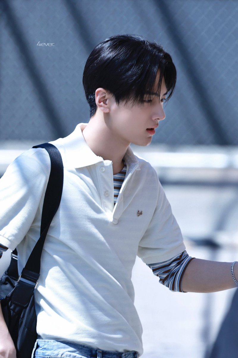 jjongistar's tweet image. he look so damn fine what the hell