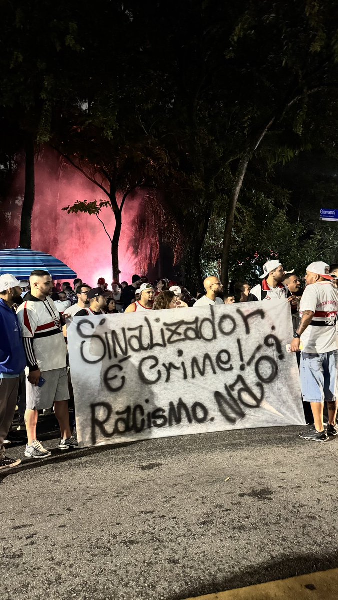 _gabimartins's tweet photo. Faixa da torcida do SPFC na recepção do ônibus no Morumbis https://t.co/DKyIl2Pgri