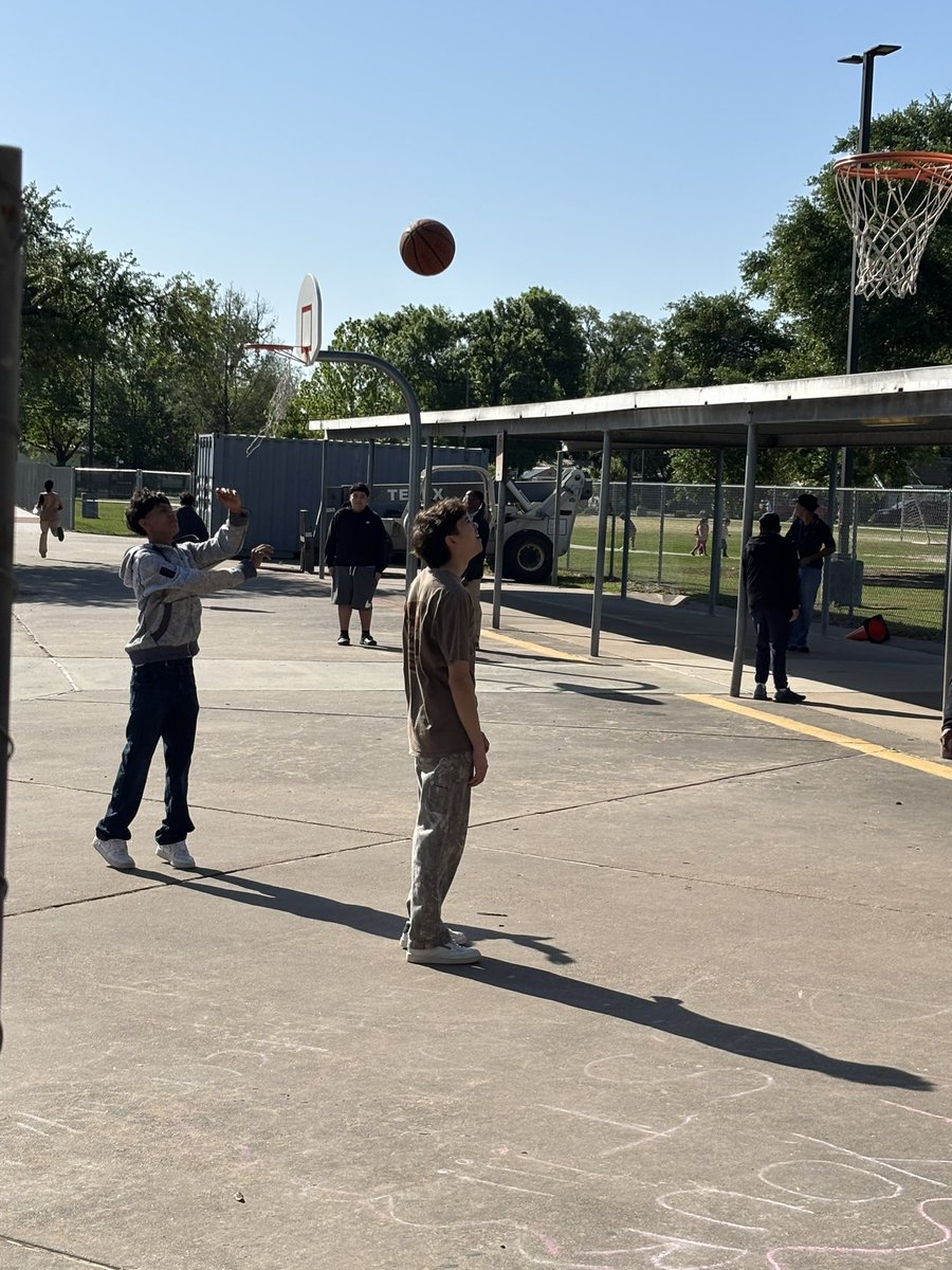 FalconPalsJVHS's tweet photo. SO FRESH AND SO DEAN!
-together, #TeamPALS enjoys the beautiful H-Town weather!
#WeBeJV https://t.co/JQtFVE9Loj