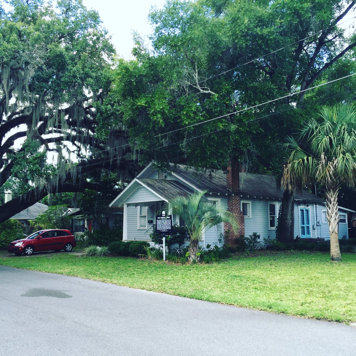 The best writing retreat lets you live in Jack Kerouac’s house, rent-free, for seven weeks. You get a place to write, a $600 food stipend, and a ghost of literary greatness.) Apply by April 14: loom.ly/GaxXQkE #amwriting #writingresidency