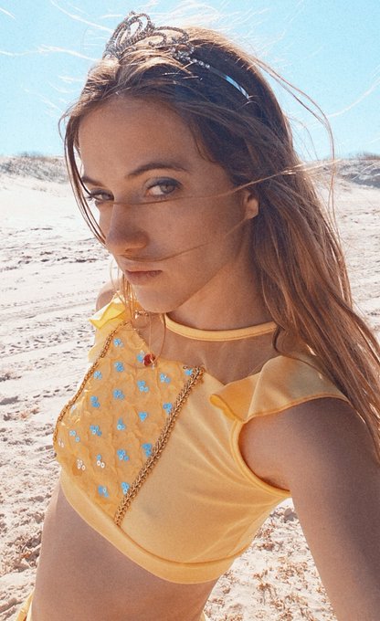 Watch Naomi Dee's leaked NSFW photo on TwXstars