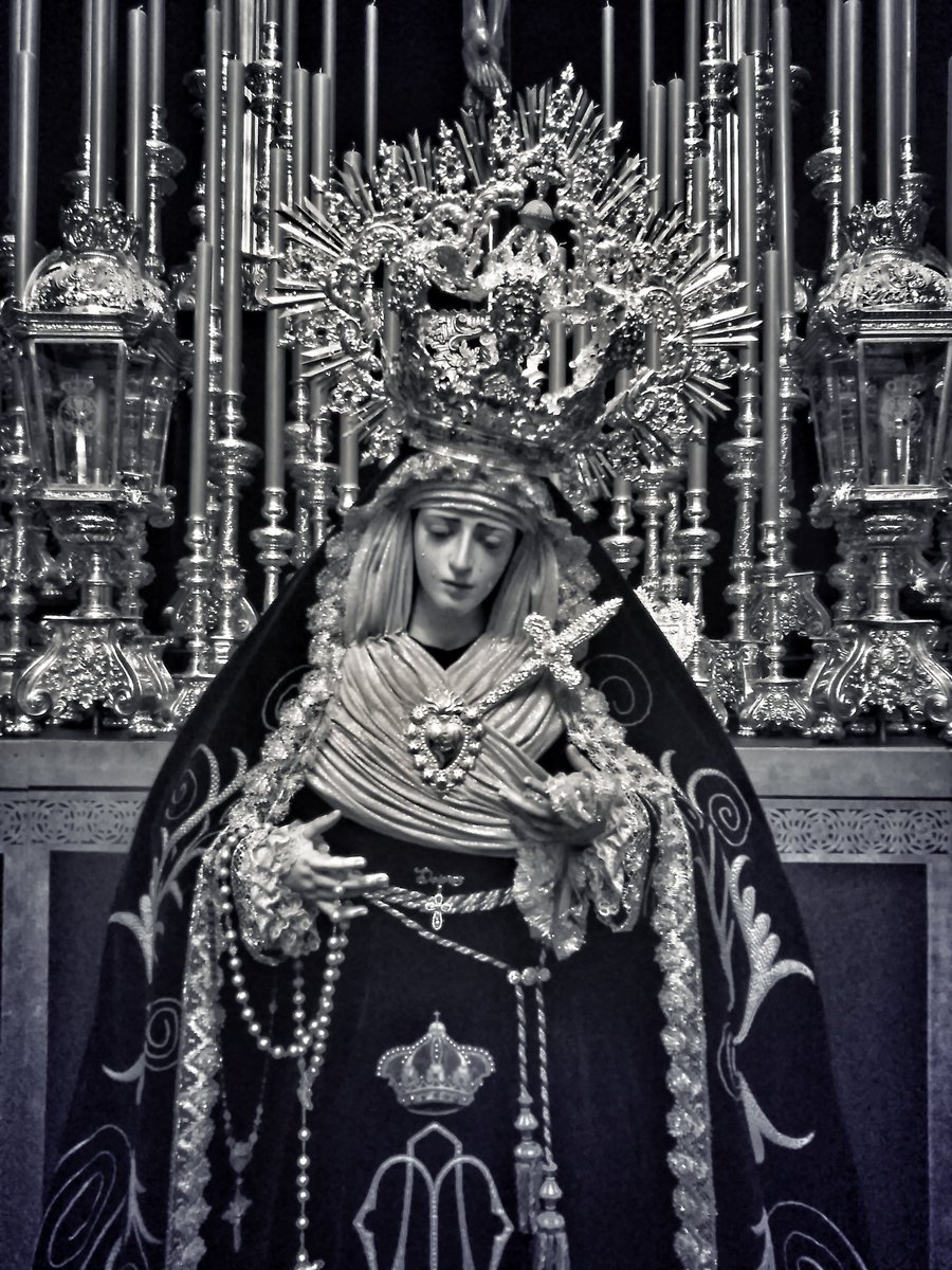 Si te tienen que poner nombre de mujer, que sea Dolores. ¡Felicidades Madre! #DoloresCoronada #CofradíasMLG