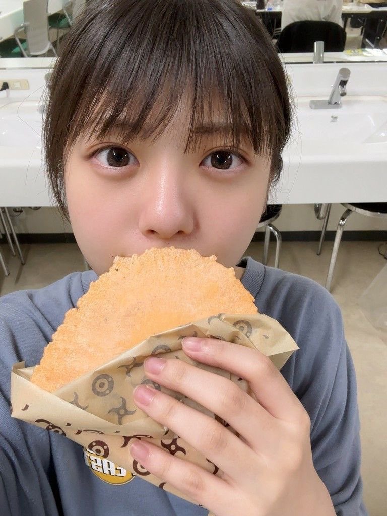 Southern_0702's tweet photo. 朝から食いしん坊（癒し）奈央ちゃんです🥰
毎日メッセージ送ってくれてありがとう！
返信できないときもあるけど許してちょうだい🥺

#なおもちトーク
#冨里奈央 https://t.co/1zdALlsauy