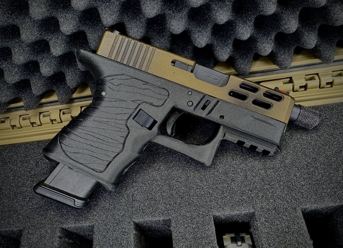 Working on a mag and some stuff, but it’s almost there!  Slide from <a href="/salesnoqtr80/">sales noqtr80</a> won in the <a href="/p80ralph/">Ralph B.</a> Roast and sitting on an <a href="/unseenkiller1/">unseenkiller</a> 26x in Fiberion pa6cf from <a href="/Polymaker_3D/">Polymaker</a> 🥰