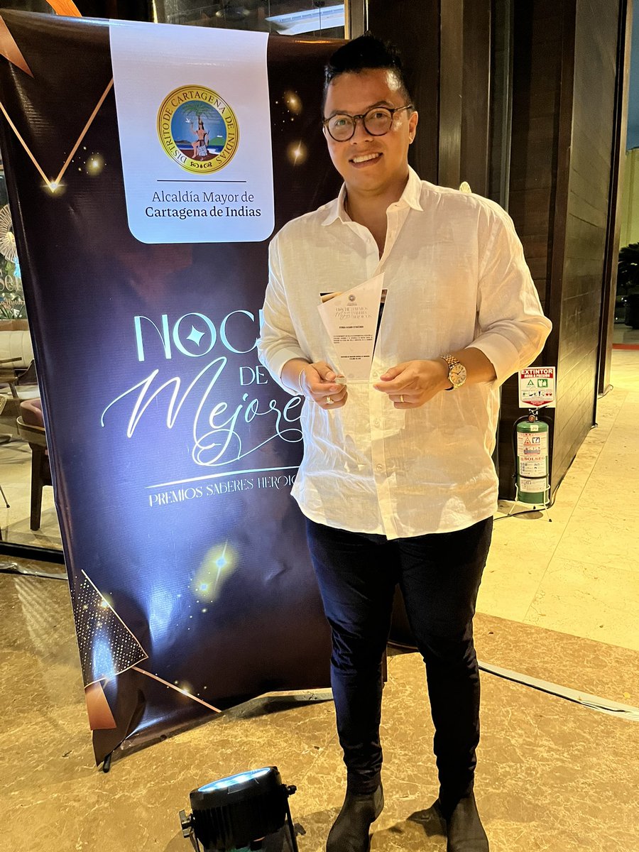 juandmartinezm's tweet photo. 🩵Ayer vivimos una noche inolvidable. La Secretaría de Educación Distrital de Cartagena, bajo el liderazgo del doctor Alberto Martínez, nos otorgó el reconocimiento como Aliado Estratégico en la “Noche de los Mejores - Premios Saberes Heroicos”.

#SiempreADOMI https://t.co/4aVnZsiRQv