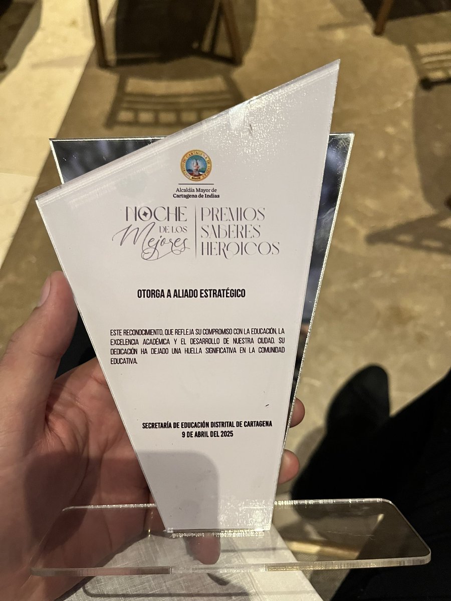 juandmartinezm's tweet photo. 🩵Ayer vivimos una noche inolvidable. La Secretaría de Educación Distrital de Cartagena, bajo el liderazgo del doctor Alberto Martínez, nos otorgó el reconocimiento como Aliado Estratégico en la “Noche de los Mejores - Premios Saberes Heroicos”.

#SiempreADOMI https://t.co/4aVnZsiRQv