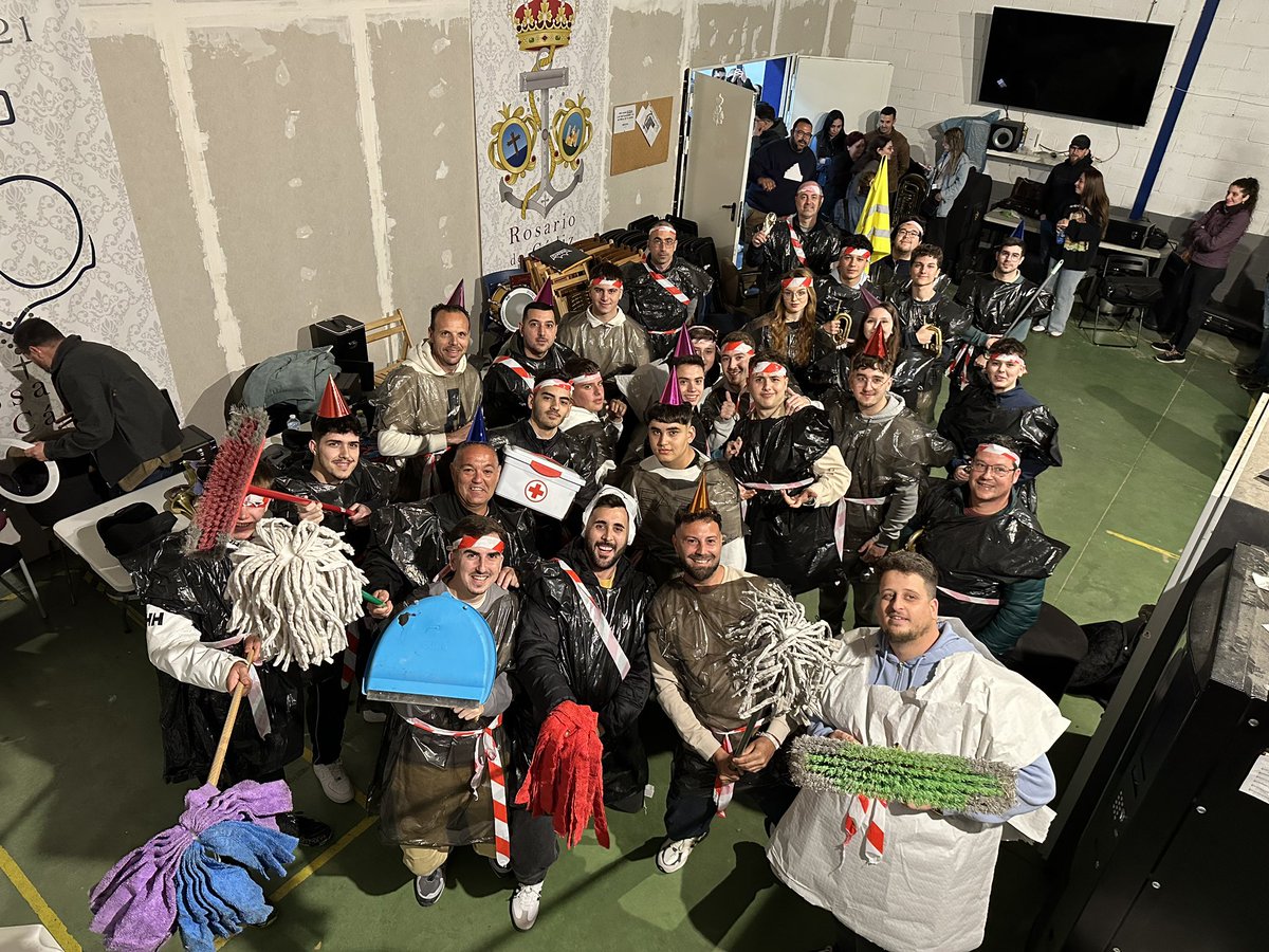 RosariodeCadiz's tweet photo. 🎶🎉 Tras finalizar nuestro último ensayo, damos por terminada la temporada 2024/2025 con nuestra tradicional 𝐣𝐮𝐫𝐚 𝐝𝐞 𝐧𝐮𝐞𝐯𝐨𝐬 𝐜𝐨𝐦𝐩𝐨𝐧𝐞𝐧𝐭𝐞𝐬 que se han incorporado a nuestra familia este pasado año.

Por otro lado, hemos querido tener el detalle con aquellos que este año han aportado gran parte de su tiempo a nuestra bendita formación.

🌿 Con todo el trabajo ya hecho, solo nos queda disfrutar y saborear todos los buenos momentos que nos deparará esta inminente Semana Santa.