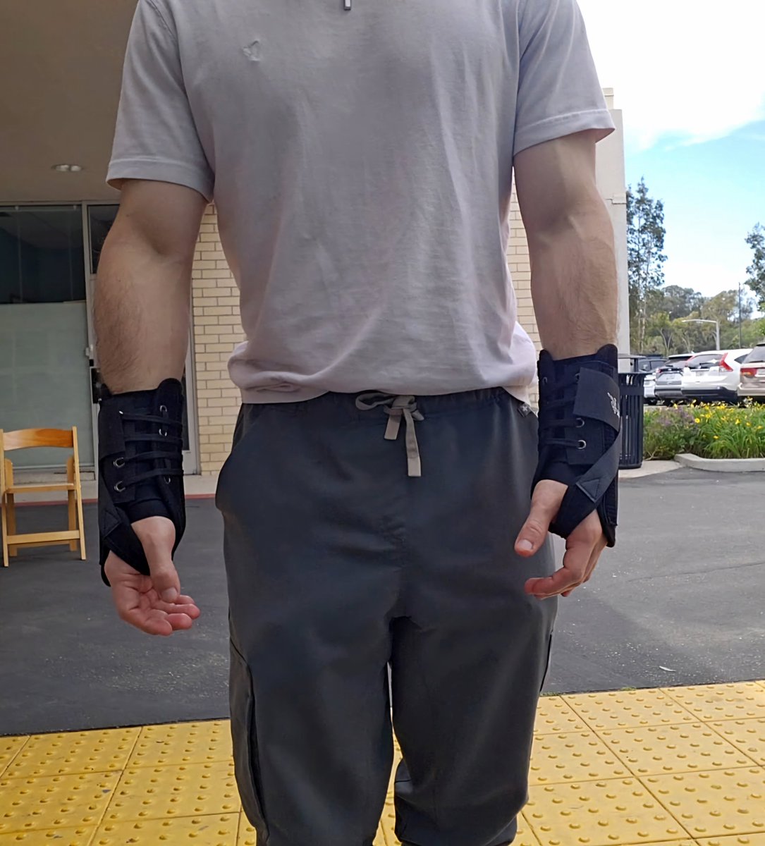 broteinpancakes's tweet image. Just left urgent care and they said my problem is prob from my muscles being too big and putting a lot of pressure on my nerves and i mustve went crazy recently and did somn to them 😭