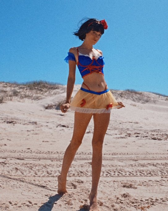 Watch Naomi Dee's leaked NSFW photo on TwXstars