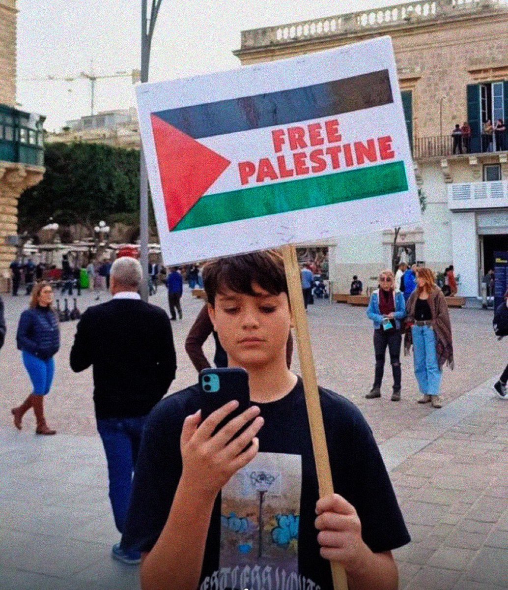 Ahmet Minguzzi Filistin için tek başına eylem yapabilecek kadar vicdan sahibi ve merhametli bir çocuktu. 

Onu hayattan koparan insanlıktan nasibini almamış mahluklar, mezarına bile saygı göstermeyecek kadar alçaldı.

Ahmet'i hayattan koparan katiller gün yüzü görmesin.