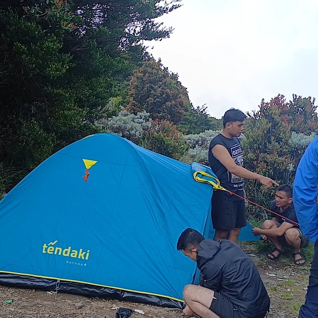 Adatidak3's tweet photo. Ini bukan tenda camping tp bunker yaaa... https://t.co/yQBWuV1cwS