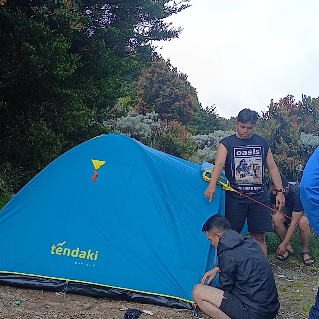 Adatidak3's tweet photo. Ini bukan tenda camping tp bunker yaaa... https://t.co/yQBWuV1cwS