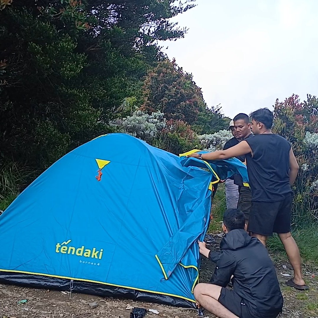 Adatidak3's tweet photo. Ini bukan tenda camping tp bunker yaaa... https://t.co/yQBWuV1cwS
