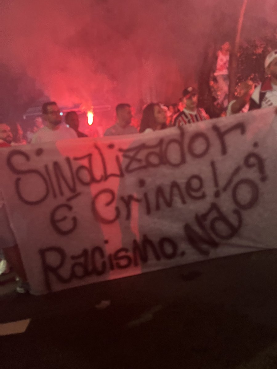 guiazevedo31's tweet photo. “Sinalizador é crime, racismo não?”

Mensagem clara da torcida do São Paulo às orientações da Conmebol.

@placar https://t.co/C6ZgVXQO3y