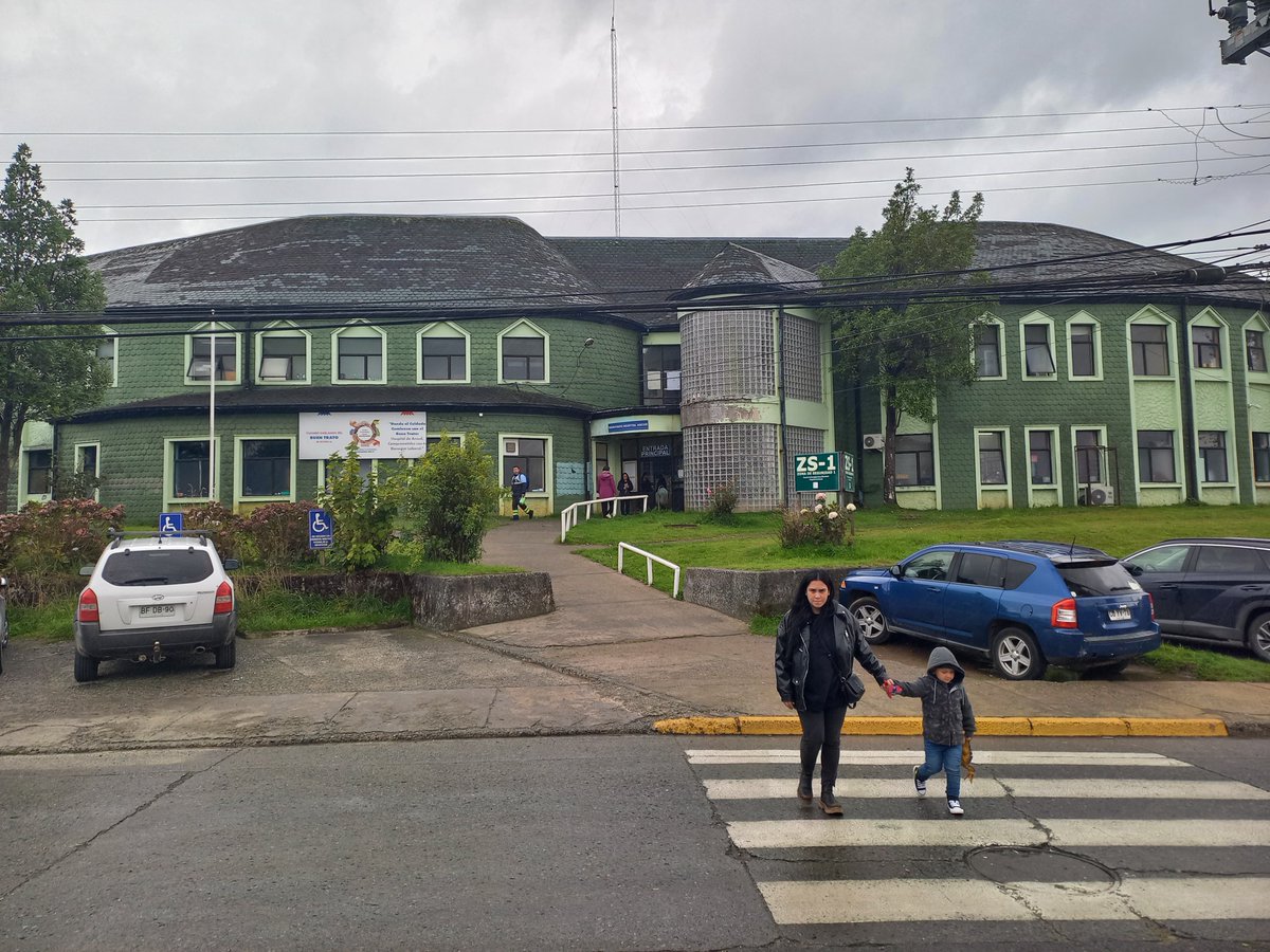 Hoy entregamos información en el Hospital de Ancud, en nuestra lluviosa ciudad chilota.
El personal de salud entiende que las críticas están dirigidas a una autoridad inconmovible. Ellos quieren brindar buen trato, pero no están actualizados respecto a las opciones a la