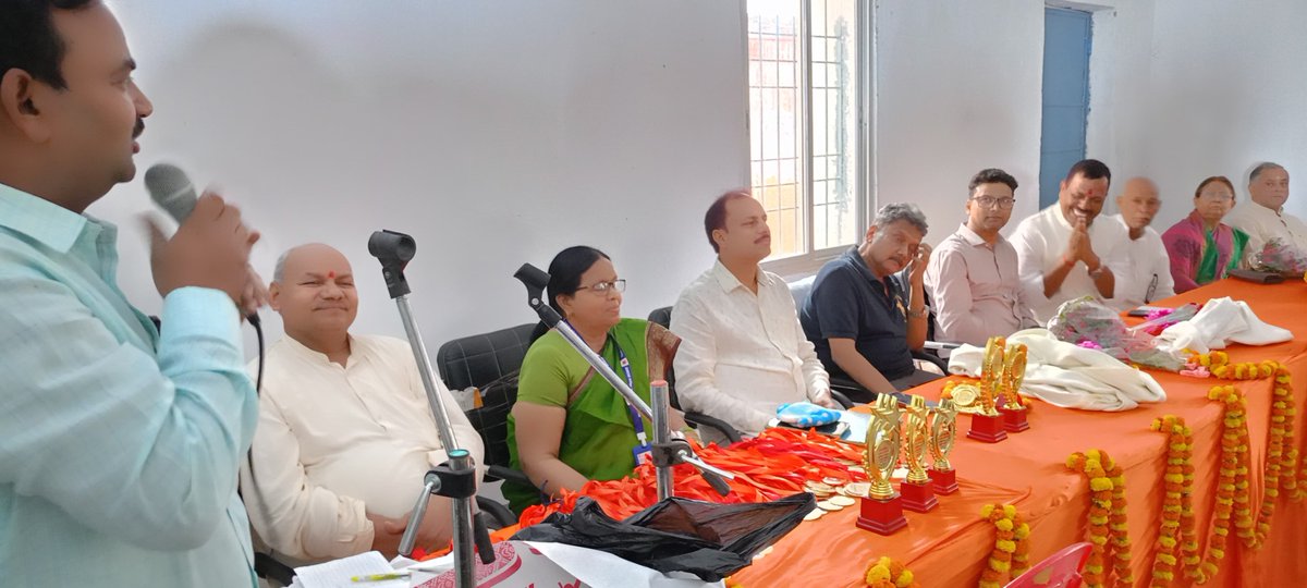DrMDRaiBJP's tweet photo. कल सायं गांधी स्मारक हाईस्कूल भोरे में श्री @sunilkbv मा. शिक्षा मंत्री,बिहार द्वारा मार्गदर्शित 'मेधावी विद्यार्थी सम्मान समारोह' कार्यक्रम में शामिल होने का अवसर मिला।
उक्त के दौरान आ. MLC श्री @ProfDrVirendra जी का स्नेहिल सान्निध्य प्राप्त हुआ।

@BJP4Bihar @SandeepGiri_BJP https://t.co/EcbNkqWVZY