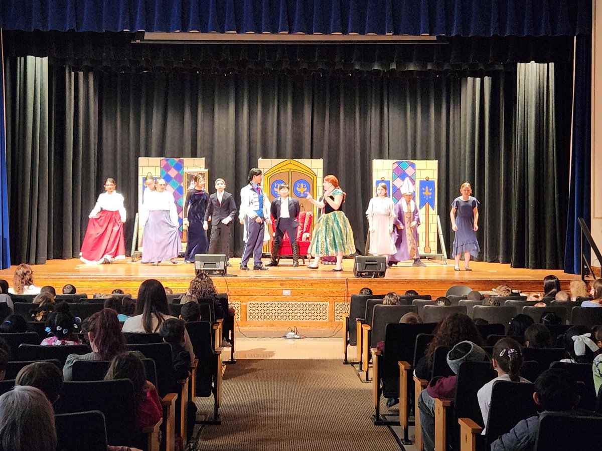 kadavis71's tweet photo. Dress rehearsal for Frozen Jr. @Lyncourt_UFSD #LyncourtPride https://t.co/VaMT0XVJgw