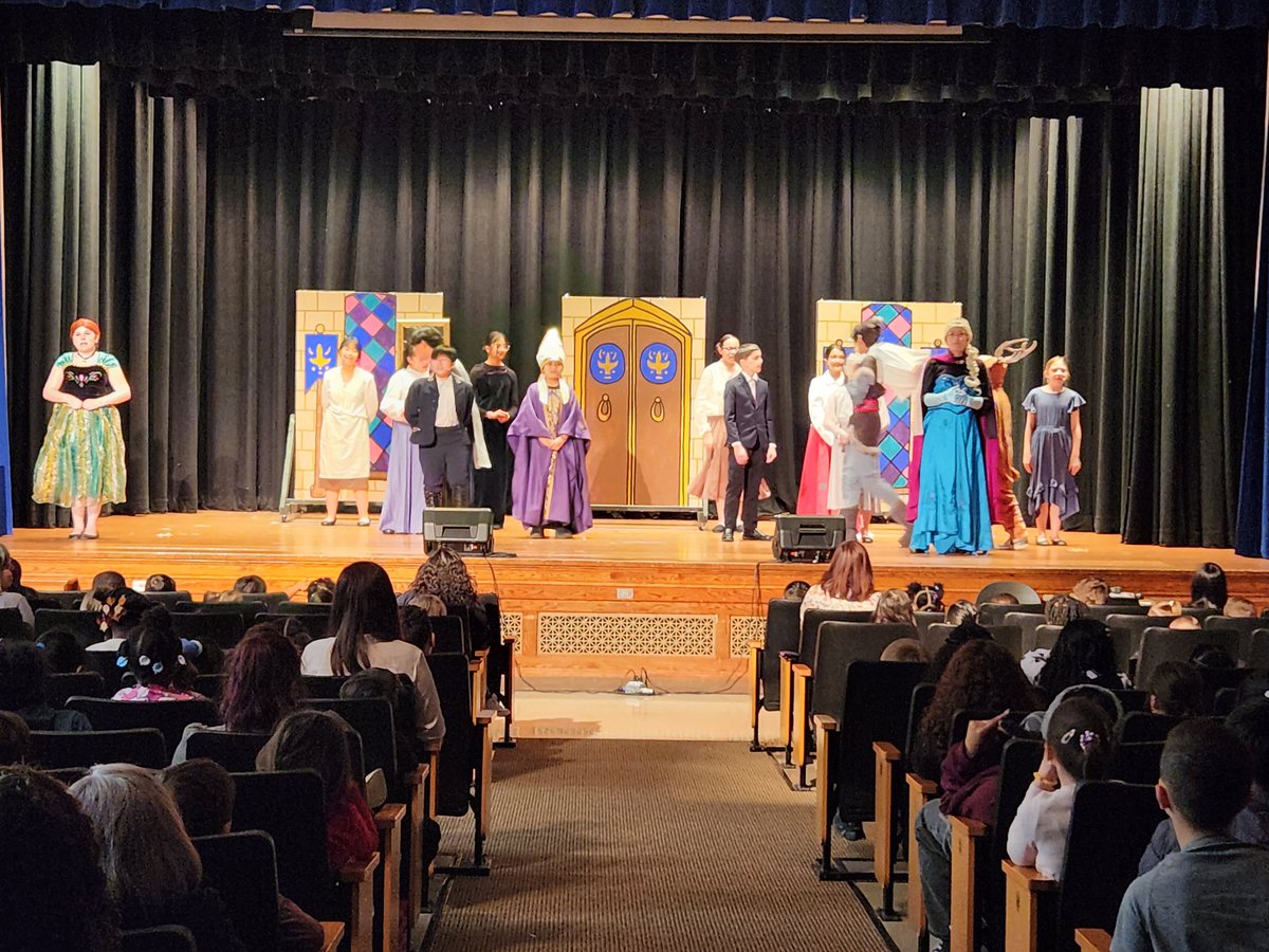 kadavis71's tweet photo. Dress rehearsal for Frozen Jr. @Lyncourt_UFSD #LyncourtPride https://t.co/VaMT0XVJgw