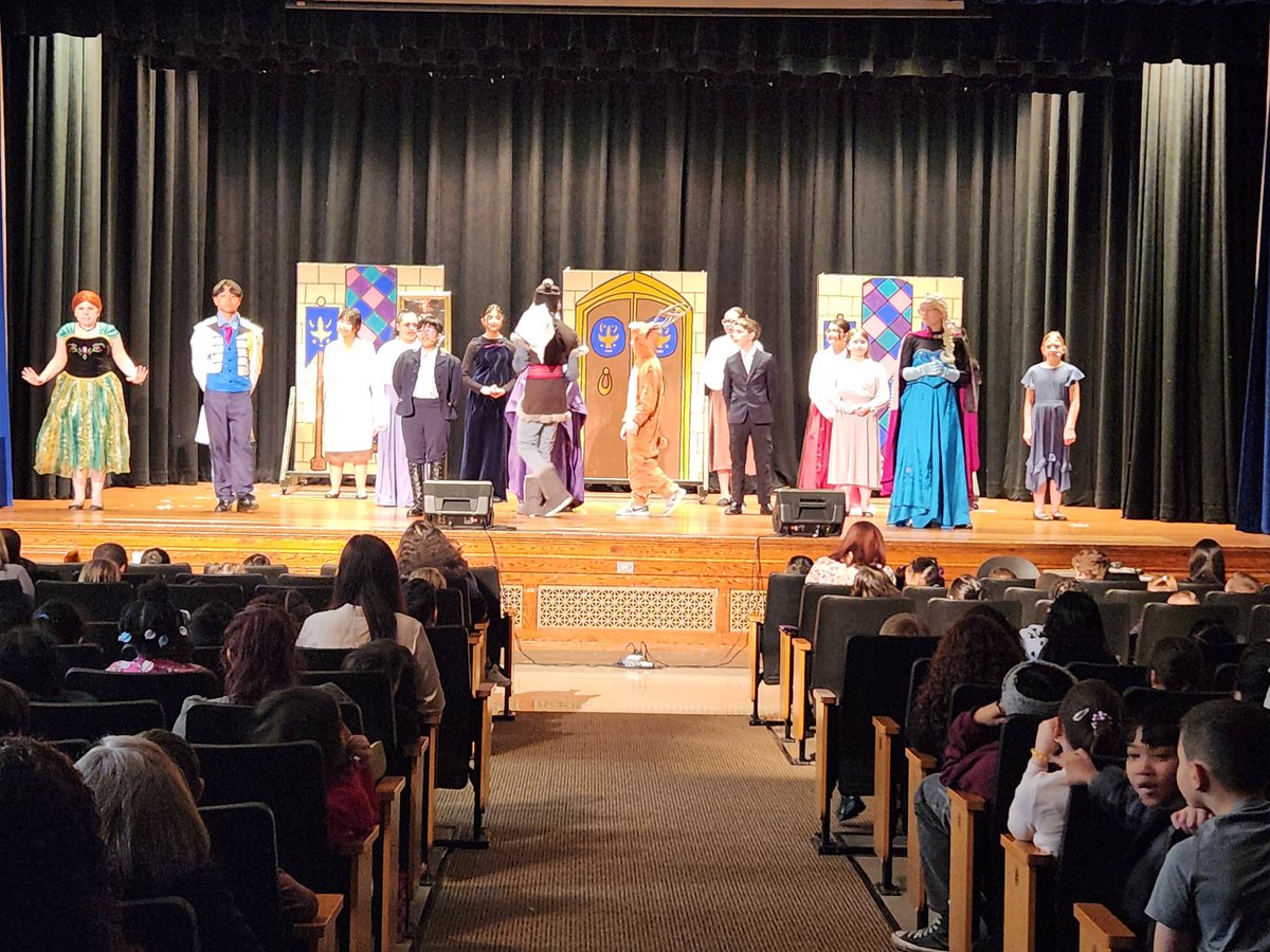 kadavis71's tweet photo. Dress rehearsal for Frozen Jr. @Lyncourt_UFSD #LyncourtPride https://t.co/VaMT0XVJgw