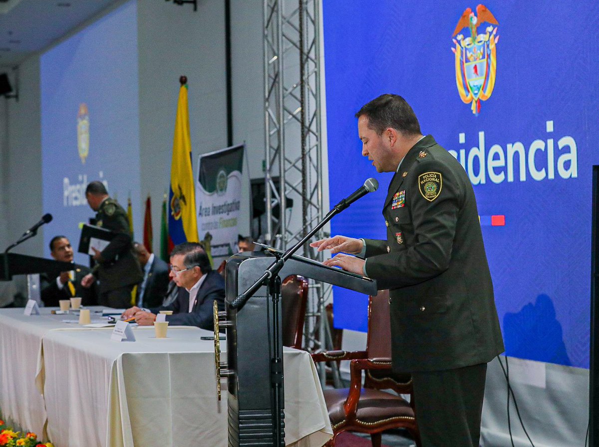¡𝐄𝐍 𝐌𝐀𝐑𝐂𝐇𝐀 𝐏𝐋𝐀𝐍 𝐒𝐄𝐌𝐀𝐍𝐀 𝐒𝐀𝐍𝐓𝐀 𝟐𝟎𝟐𝟓! Durante el Encuentro de Comandantes de Policía, con presencia del señor Presidente de la República, lanzamos la estrategia que contribuirá a garantizar la seguridad durante esta época de descanso y retiro espiritual.