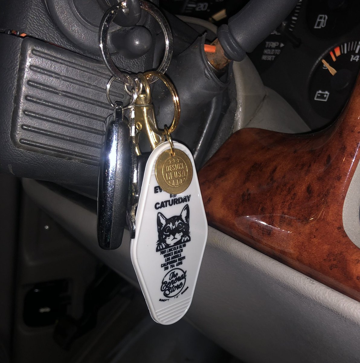 _hydeandseak's tweet photo. 「モーテルキー風キーホルダー」

アメリカのモーテルキーをイメージしたキーホルダーです🏨🔑

色々なデザインがあるので集めて壁に飾るのもオシャレです😎

ねこちゃんが人気ですがわんちゃんも可愛いんですよ、、🐶

#キーホルダー 
#モーテルキー 
#Hyde&amp;Seak
#アメリカン雑貨 
#アメ雑 https://t.co/l0mTMzqkPS