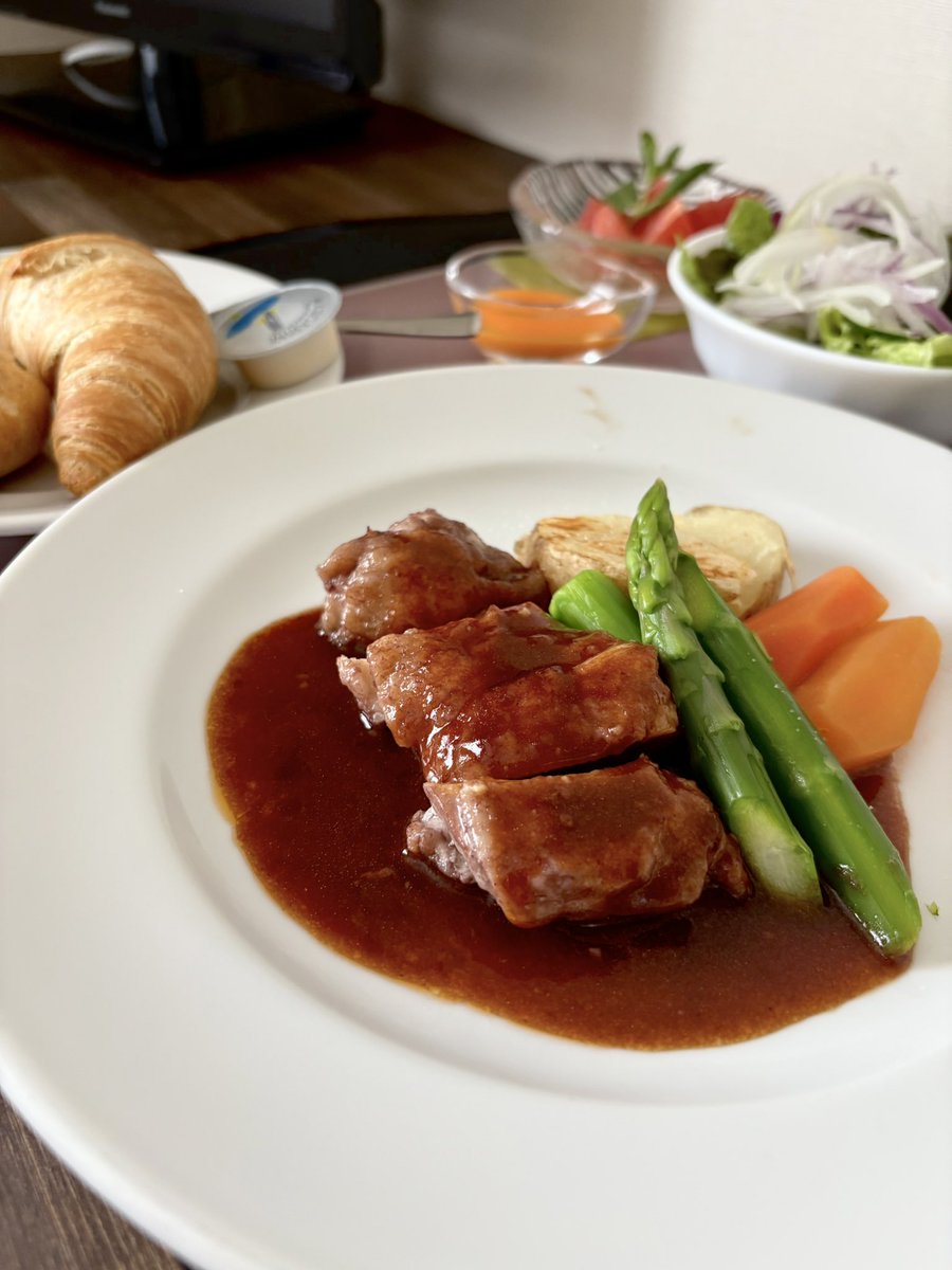 7_aaatom's tweet photo. 今回も入院中のご飯が幸せだった〜🍽️🤍

(陣痛中じゃなく産んでから朝ごはん食べたくて、朝ごはんまでに産みます！って言ってたヤバイ奴。) https://t.co/9eM6A9RARg